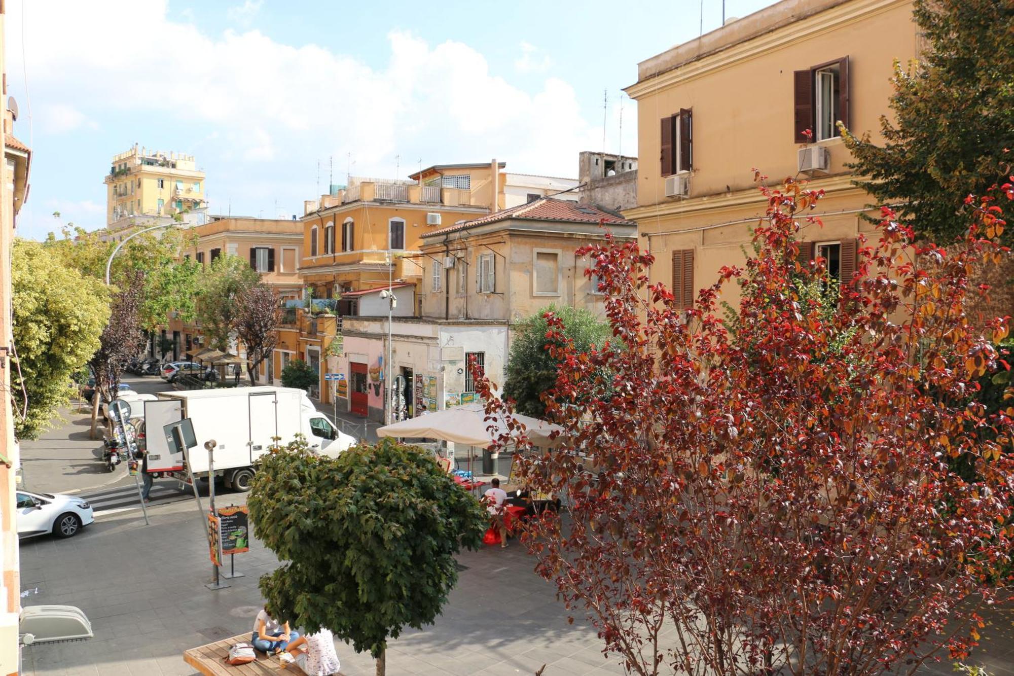 Your Basic But Bonnie Corner * Roma